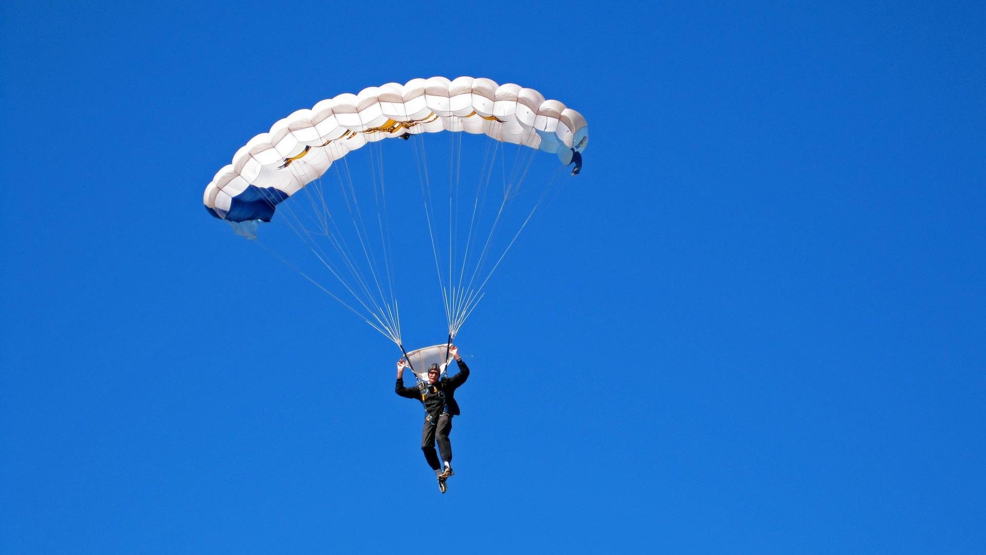 开云体育app网页版安全-国际足联推动裁判全员培训，保证比赛判罚的专业性和公平性，国际足球比赛主裁判有几名